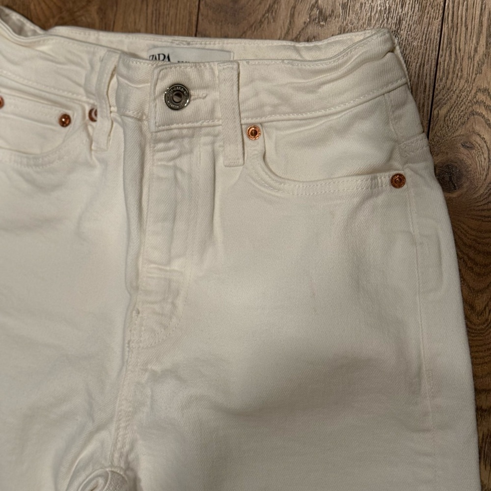 Women’s Zara White Denim Pants with Distressed Hem - Picture 4 of 11